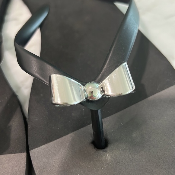 Bow Flip Flops 🖤 - Picture 4 of 5